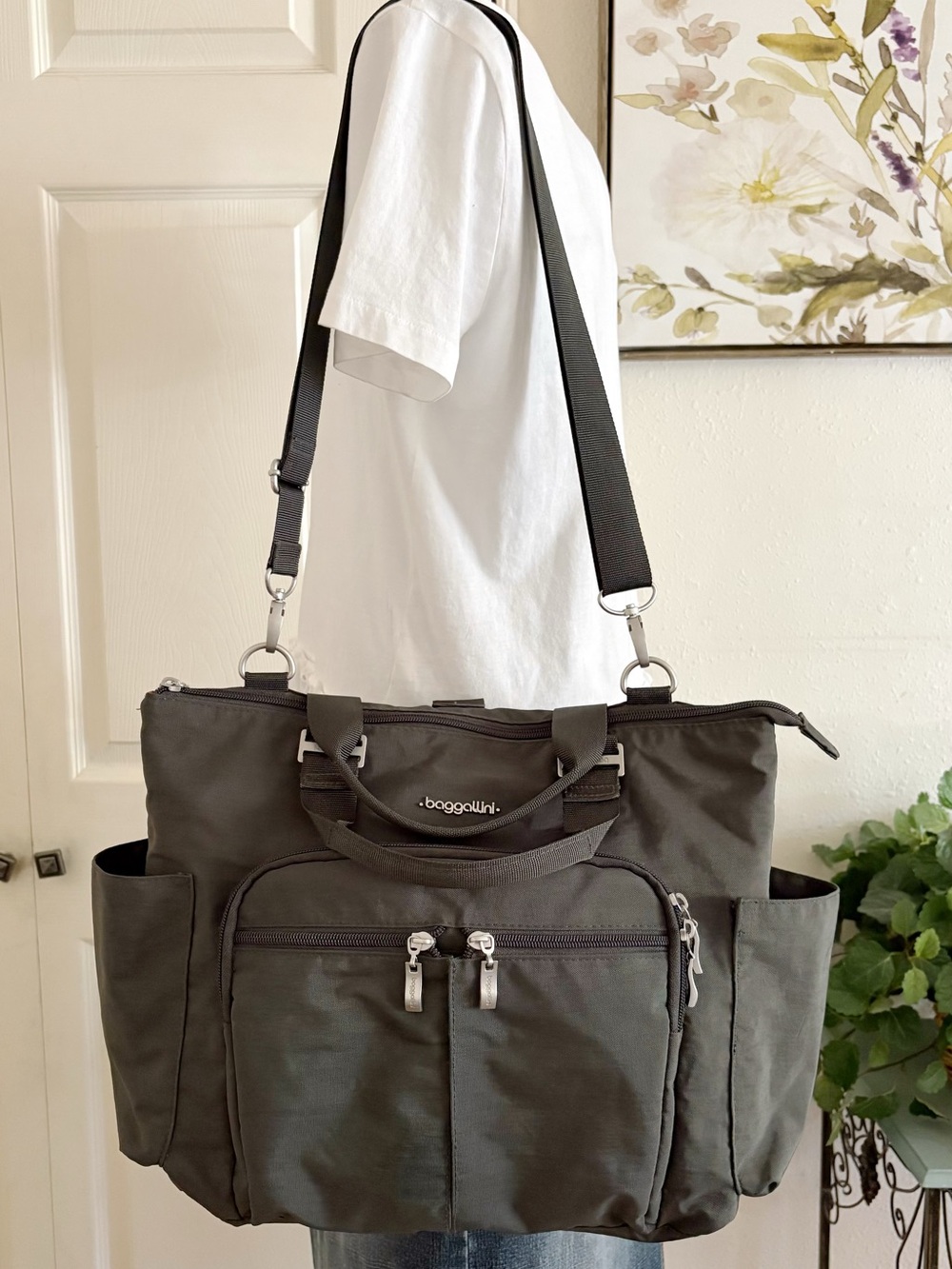 Baggallini Olive Gray Messenger Bag with Black Strap